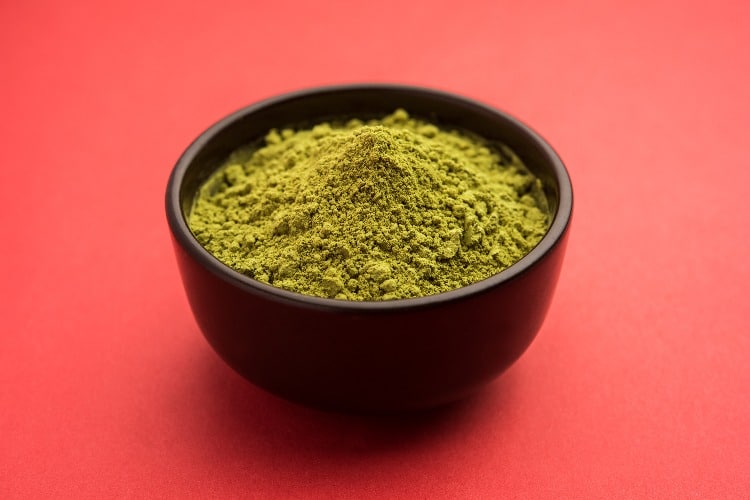 green powdered kratom in a bowl