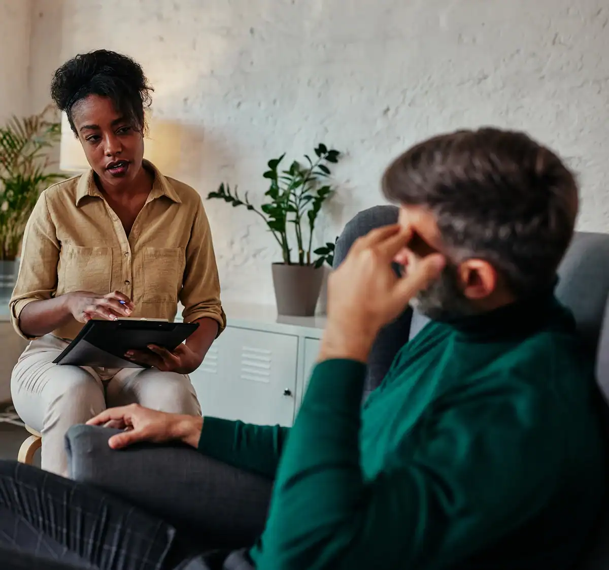 Therapist discussing brain mapping results with patient in therapy session.
